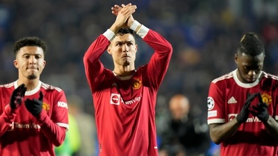 Manchester United's Cristiano Ronaldo, center, applauds the fans at the end of the Champions League group F soccer match between Atalanta and Manchester United, at the Stadio di Bergamo, in Bergamo, Italy, (AP) Manchester United's Cristiano Ronaldo, center, applauds the fans at the end of the Champions League group F soccer match between Atalanta and Manchester United, at the Stadio di Bergamo, in Bergamo, Italy, (AP)