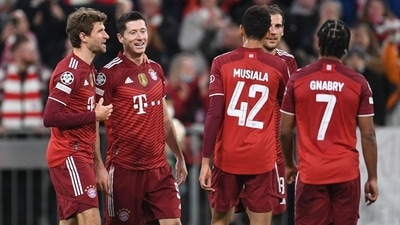 Soccer Football - Champions League - Group E - Bayern Munich v Benfica - Allianz Arena, Munich, Germany - November 2, 2021 Bayern Munich's Robert Lewandowski celebrates scoring their fifth goal with Thomas Muller REUTERS/Andreas Gebert (REUTERS)