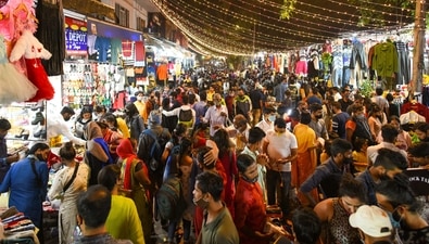 Shoppers throng Sarojini Nagar market ahead of Diwali, New Delhi. ( Amal KS / Hindustan Times) Shoppers throng Sarojini Nagar market ahead of Diwali, New Delhi. ( Amal KS / Hindustan Times)