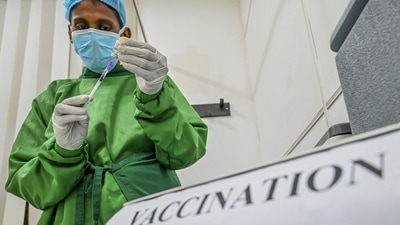 A Sri Lankan health worker prepares a dose before inoculating army soldiers with a booster shot of the Covid-19 coronavirus vaccine, at an army hospital in Colombo. (AFP Photo) A Sri Lankan health worker prepares a dose before inoculating army soldiers with a booster shot of the Covid-19 coronavirus vaccine, at an army hospital in Colombo. (AFP Photo)
