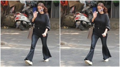 Aditi sported an all-black casual ensemble as she got clicked in Khar. (HT Photos/Varinder Chawla)