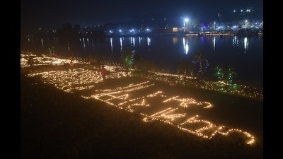 The cow dung diyas were lit by more than 2,500 litres of oil, more than 20 kg of camphor and around 10 kg of cotton. (HT Photo) The cow dung diyas were lit by more than 2,500 litres of oil, more than 20 kg of camphor and around 10 kg of cotton. (HT Photo)
