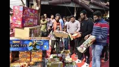 People purchasing crackers on the eve of Diwali from the market near Grain Market on Jalandhar Bypass in Ludhiana on Wednesday. (Harsimar Pal Singh/HT)
