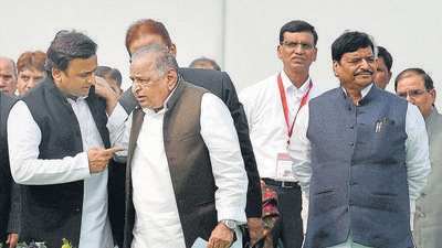 SP leaders Mulayam Singh Yadav and Akhilesh Yadav with Shivpal Singh Yadav at an event in 2016. (PTI)