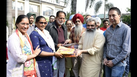 Cabinet minister Bharat Bhushan Ashu and mayor Balkar Sandhu celebrating Diwali with sanitation workers of the Ludhiana MC on Wednesday. (Harsimar Pal Singh/HT)