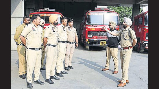Fire safety officer Kartar Singh issuing instructions to firemen ahead of Diwali in Ludhiana on Wednesday. (Harsimar Pal Singh/HT)