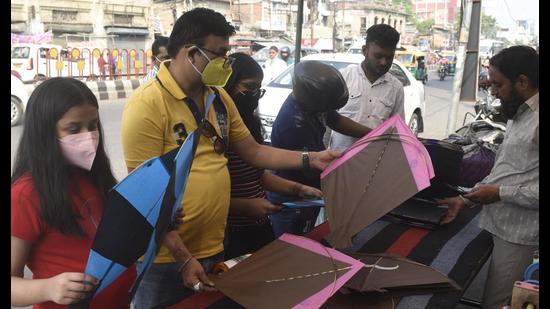 People buying kites in Lucknow ahead of Jamghat. (Deepak Gupta/HT Photo)