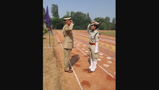 The image shows the daughter saluting her father.(Instagram/@itbp_official)