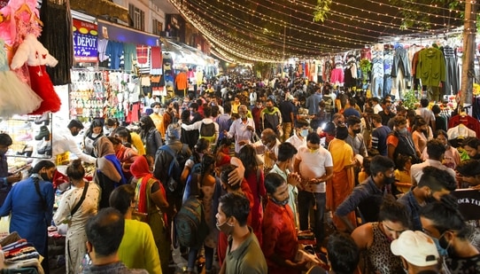 Shoppers throng Sarojini Nagar market ahead of Diwali, New Delhi. ( Amal KS / Hindustan Times) Shoppers throng Sarojini Nagar market ahead of Diwali, New Delhi. ( Amal KS / Hindustan Times)
