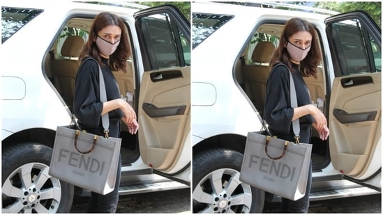 Aditi paired an oversized full-sleeved black tee shirt with rolled-up sleeves with a pair of black trousers.(HT Photos/Varinder Chawla)