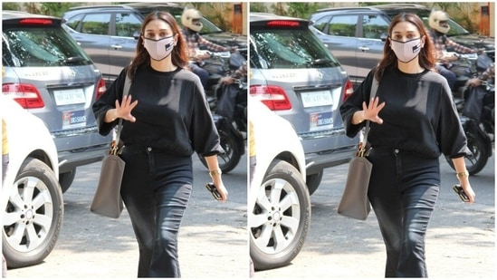 Aditi carried a bag and waved at the cameras.(HT Photos/Varinder Chawla)