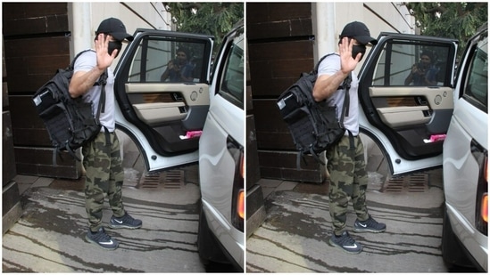 Emraan paired a white tee shirt with a pair of khaki trousers.(HT Photos/Varinder Chawla)