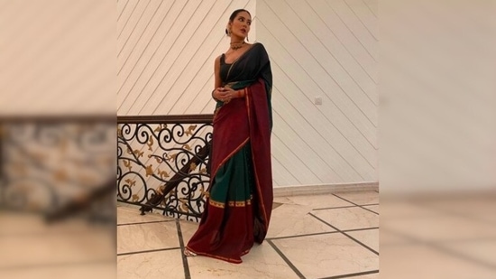 With winged eyeliner, sunkissed cheeks and nude pink lips, Esha Gupta accessorised her look with a jewellery set from her mother's collection.(Instagram/@egupta)