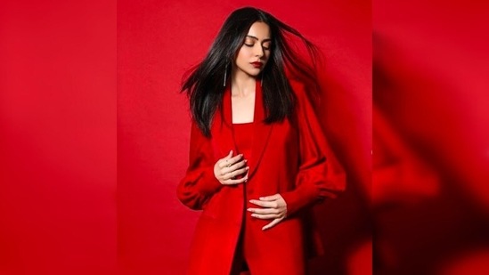 With bold red lips and straightened hair open, Rakul Preet posed for the camera.(Instagram/@rakulpreet)