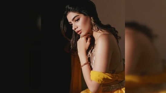 For makeup, Khushi Kapoor opted for brown eyes and nude brown lips.(Instagram/@khushi05k)