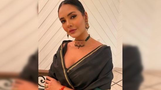 Esha Gupta draped a beautiful black saree with maroon and green borders for Choti Diwali.(Instagram/@egupta)