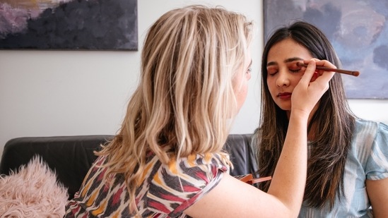 Since Indian outfits and jewellery are usually heavy, Piya Arora suggested going for simple, subtle makeup.(Unsplash)