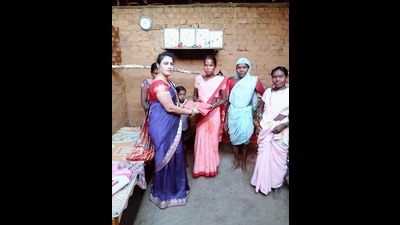 Good Samaritan Urmila Late from Thane district distributes Diwali gifts to a family at Adivasi Pada of Murbad. (HT PHOTO) Good Samaritan Urmila Late from Thane district distributes Diwali gifts to a family at Adivasi Pada of Murbad. (HT PHOTO)