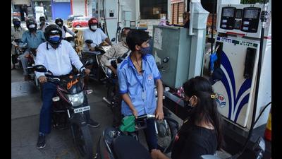 Sanjay Raut said that Maharashtra government will consider bringing down the VAT on fuel. At least 10 BJP-governed states announced additional cuts in petrol and diesel prices soon after the Centre’s announcement. (HT PHOTO) Sanjay Raut said that Maharashtra government will consider bringing down the VAT on fuel. At least 10 BJP-governed states announced additional cuts in petrol and diesel prices soon after the Centre’s announcement. (HT PHOTO)