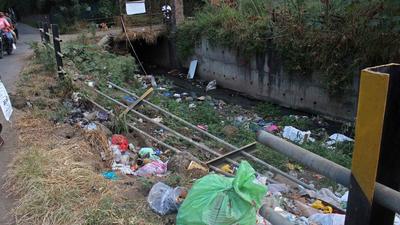 A broken railing on the nullah between Dattanagar chowk and Ambegaon Budruk area. Punekars say it is a risk to travel on the slope in this area. (RAVINDRA JOSHI/HT)
