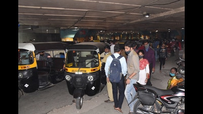 More than 2,500 errant auto drivers have been penalised by Thane Traffic Police, in association with local police, RPF, RTO and GRP, for violations and fines amounting to Rs5.52L collected in the last two weeks. (PRAFUL GANGURDE/HT PHOTO) More than 2,500 errant auto drivers have been penalised by Thane Traffic Police, in association with local police, RPF, RTO and GRP, for violations and fines amounting to Rs5.52L collected in the last two weeks. (PRAFUL GANGURDE/HT PHOTO)