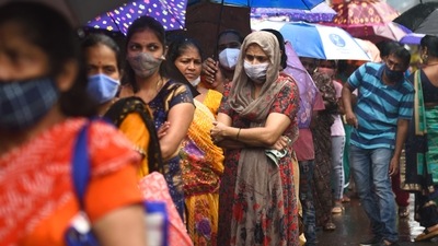 Huge crowd of Dharavi residents stand in a queue to get inoculated against Covid-19. (Satish Bate/HT PHOTO/File) Huge crowd of Dharavi residents stand in a queue to get inoculated against Covid-19. (Satish Bate/HT PHOTO/File)