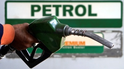 FILE PHOTO: An attendant holds a petrol nozzle at a petrol pump in the northeastern Indian city of Siliguri&nbsp; (File Photo / REUTERS)