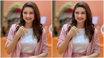 Prachi teamed her attire with a blush pink jacket. (Instagram/@prachidesai)