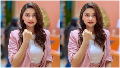 Assisted by hairstylist Ajay Siddesh, Prachi left her long tresses open in wavy curls. (Instagram/@prachidesai)