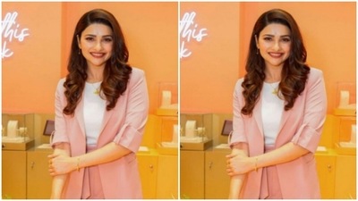 In nude eyeshadow, mascara-laden eyelashes, drawn eyebrows, black eyeliner, contoured cheeks and a shade of dark pink lipstick, Prachi posed like a diva. 