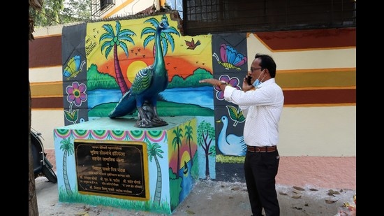 Replica of a peacock placed at a spot to beautify the area after cleaning work by Kalyan NGO this Diwali on Thursday. (RISHIKESH CHOUDHARY/HT PHOTO)
