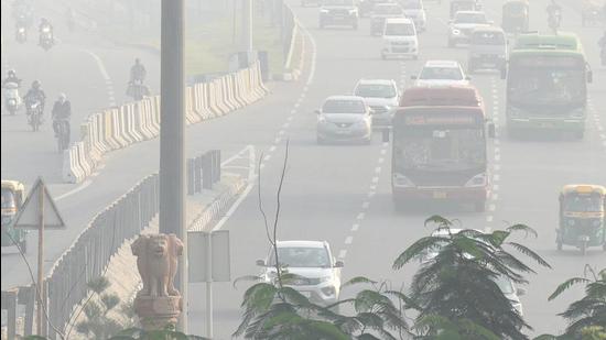 A file photo of pollution and mist on National Highway 24 in New Delhi, India. New Delhi woke up to an air quality of ‘very poor’ category on Diwali morning on Thursday. (Arvind Yadav/HT File photo)