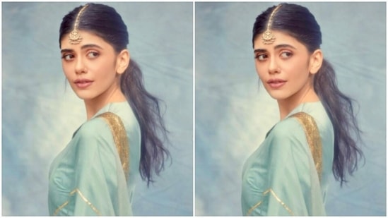 The saree is bordered in gold zari work. Sanjana teamed it with a silk blouse with Mandarin collars.(Instagram/@sanjanasanghi96)