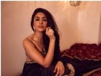 Diwali 2021: Mrunal Thakur looks ‘beauteous’ in a navy blue saree(Instagram/@mrunalthakur) Diwali 2021: Mrunal Thakur looks ‘beauteous’ in a navy blue saree(Instagram/@mrunalthakur)