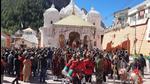 Devotees at Gangotri shrine during closure of its portals on Friday, November 5. (HT Photo)