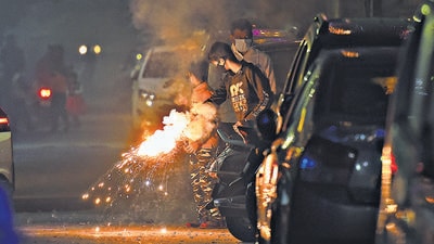 Delhi’s AQI on Thursday night slipped into the ‘severe’ zone, crossing the 400 mark on Central Pollution Control Board’s (CPCB) air quality scale. (Raj K Raj/HT PHOTO) Delhi’s AQI on Thursday night slipped into the ‘severe’ zone, crossing the 400 mark on Central Pollution Control Board’s (CPCB) air quality scale. (Raj K Raj/HT PHOTO)