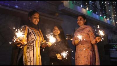 Women celebrating Diwali in Ludhiana on Thursday. (Harsimar Pal Singh/HT) Women celebrating Diwali in Ludhiana on Thursday. (Harsimar Pal Singh/HT)