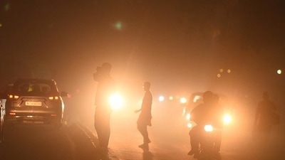 Commuters drive amid low visibility on Diwali at Narwana road as the pollution level rises, in New Delhi. (HT_PRINT) Commuters drive amid low visibility on Diwali at Narwana road as the pollution level rises, in New Delhi. (HT_PRINT)