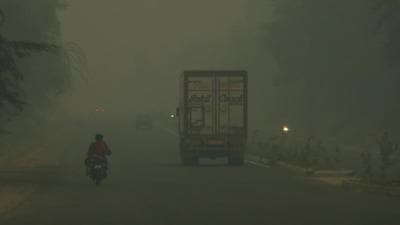Smog envelopes a road to Malout town in Muktsar district on Friday evening amid paddy stubble burning in Punjab. (Sanjeev Kumar/HT) Smog envelopes a road to Malout town in Muktsar district on Friday evening amid paddy stubble burning in Punjab. (Sanjeev Kumar/HT)