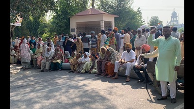 Families of two road mishap victims protesting on the Khanna-Malerkotla Road seeking the arrest of the accused car driver. They blocked the road for two hours. (HT photo)