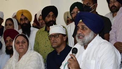 SAD president Sukhbir Singh Badal addressing the media in Ludhiana on Friday. He said Tytler, who is a key accused in the anti-Sikh riots, should immediately be put behind bars. (Harsimar Pal Singh/Hindustan Times) SAD president Sukhbir Singh Badal addressing the media in Ludhiana on Friday. He said Tytler, who is a key accused in the anti-Sikh riots, should immediately be put behind bars. (Harsimar Pal Singh/Hindustan Times)