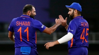 Cricket - ICC Men's T20 World Cup - Super 12 - Group 2 - India v Scotland - Dubai International Cricket Stadium, Dubai, United Arab Emirates - November 5, 2021  India's Mohammed Shami celebrates with Rohit Sharma after taking the wicket of Scotland's Calum MacLeod REUTERS/Hamad I Mohammed (REUTERS)