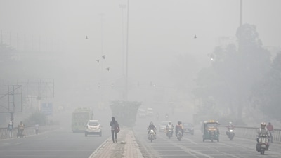 A heavy layer of smog engulfed Kirti Nagar, as people burst firecrackers on Diwali night. (Sanchit Khanna/HT Photo)