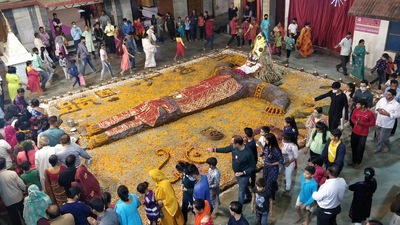 Agra: Devotees during Govardhan Puja celebrations at the Sanatan Dharma temple, in Agra, Friday. (PTI)