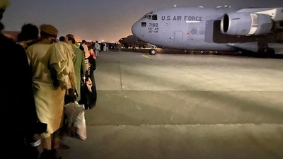 Afghans queue up and board a US military aircraft in Kabul after the Taliban's takeover of Afghanistan. (AFP Photo) Afghans queue up and board a US military aircraft in Kabul after the Taliban's takeover of Afghanistan. (AFP Photo)