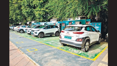 A panel to finalise electric vehicle policy draft has found loopholes in the latest draft of the policy. The administration is to bring the policy to encourage e-vehicles to reduce pollution. (Shutterstock File Photo/ Representational image) A panel to finalise electric vehicle policy draft has found loopholes in the latest draft of the policy. The administration is to bring the policy to encourage e-vehicles to reduce pollution. (Shutterstock File Photo/ Representational image)