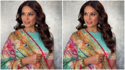 Bipasha opted for a minimal makeup look. In nude eyeshadow, mascara-laden eyelashes, black eyeliner, drawn eyebrows, contoured cheeks, a shade of pink lipstick and a small red bindi, Bipasha was ready to slay Diwali fashion goals. (Instagram/@bipashabasu) Bipasha opted for a minimal makeup look. In nude eyeshadow, mascara-laden eyelashes, black eyeliner, drawn eyebrows, contoured cheeks, a shade of pink lipstick and a small red bindi, Bipasha was ready to slay Diwali fashion goals. (Instagram/@bipashabasu)