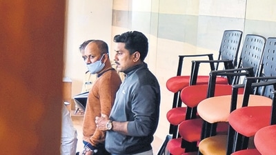 Pune Police after the arrest of Kiran Gosavi (left) at CP’s office at Agarkar Nagar on October 28. (HT)
