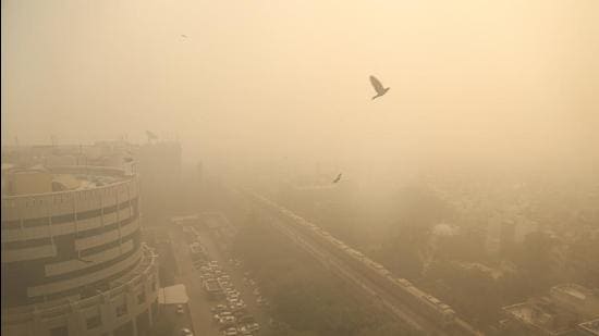 The 24-hour average air quality on Diwali (Thursday) at 4pm was 382. The same was recorded at 462 on Friday. (Sanchit Khanna/HT) The 24-hour average air quality on Diwali (Thursday) at 4pm was 382. The same was recorded at 462 on Friday. (Sanchit Khanna/HT)