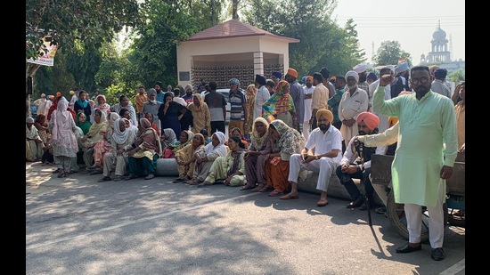 Families of two road mishap victims protesting on the Khanna-Malerkotla Road seeking the arrest of the accused car driver. They blocked the road for two hours. (HT photo)
